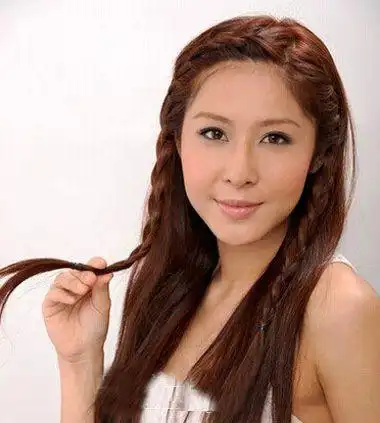 两边是辫子的发型两鬓扎辫子的发型