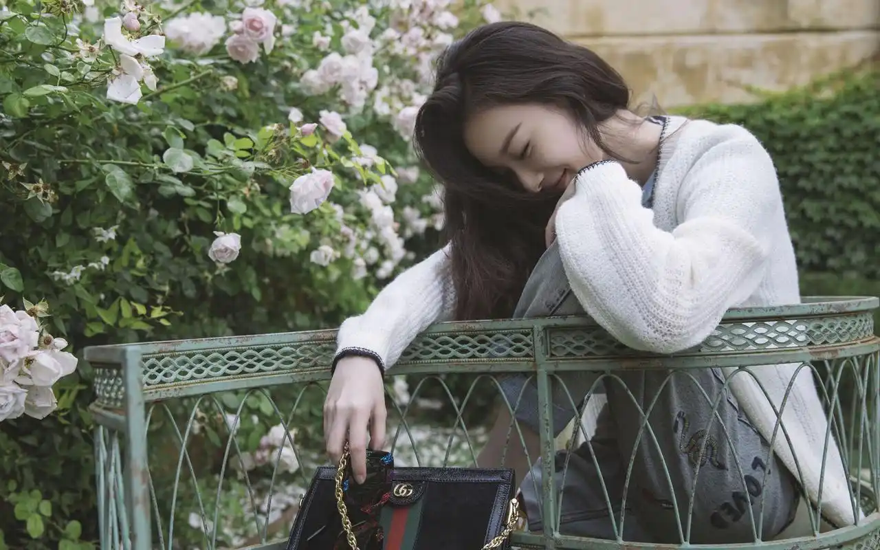 倪妮性感户外写真高清桌面壁纸