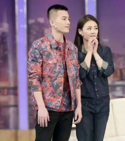 马思纯与男友秀恩爱挽手回家疑同居男方不戴口罩随地吐痰遭批2