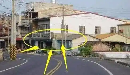 农村建房最忌建在丁字路交叉处,住宅若是正对着巷口和路,容易犯路煞