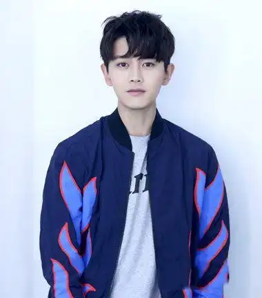 任嘉伦最新写真曝光 任嘉伦刘海短发发型演绎青春活力少年