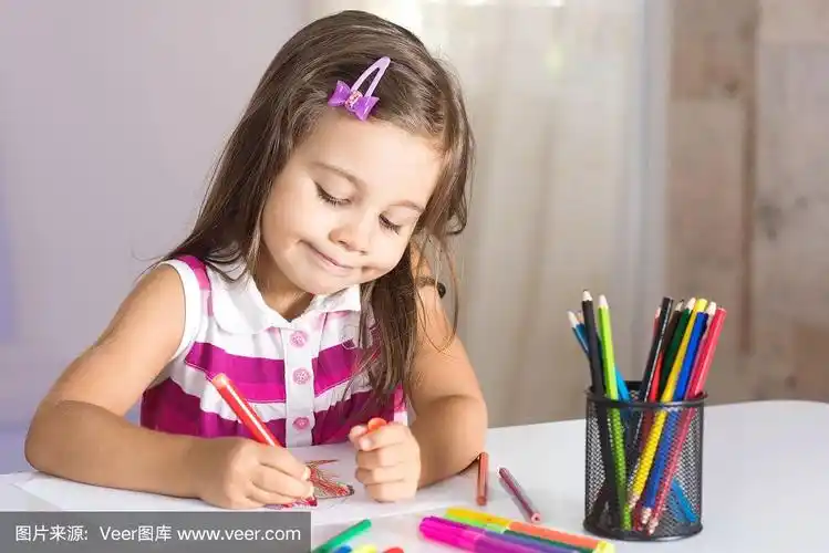 画画的小女孩