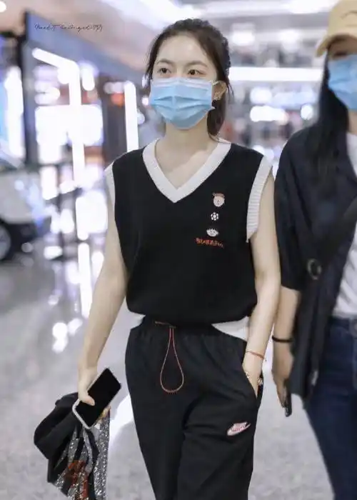 赵今麦素颜亮相机场,针织背心搭配运动休闲裤,尽显青春学院风_造型