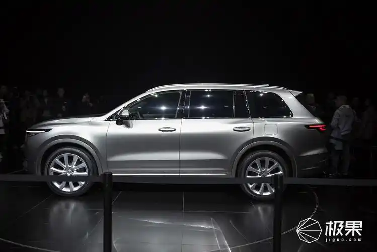 理想智造one图赏:大尺寸进气格栅 科幻星环日间行车灯