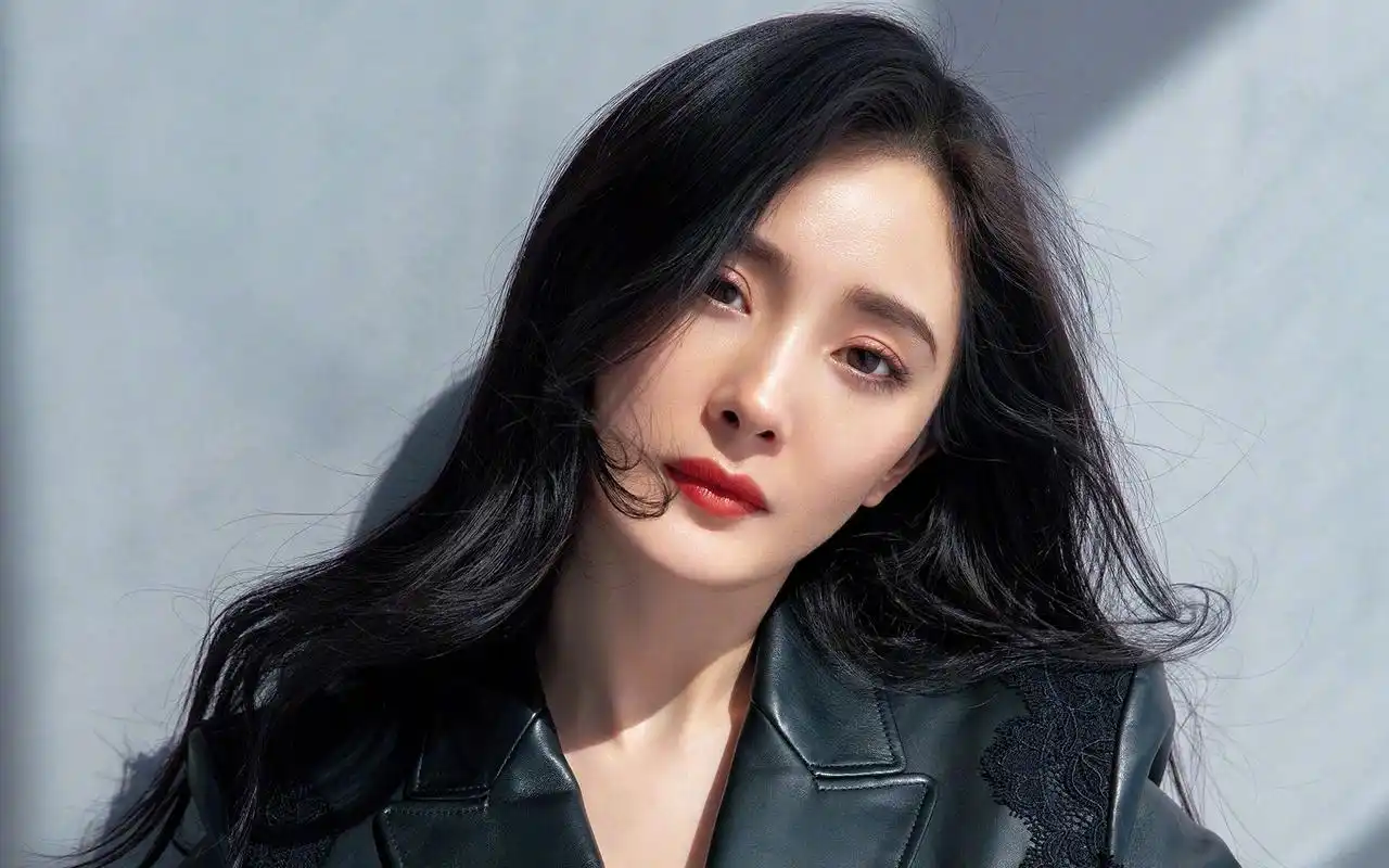 杨幂温柔性感高清桌面壁纸