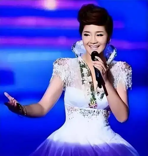 歌手降央卓玛因丈夫高颜值疯狂倒追婚后生3胎如今怎么样了