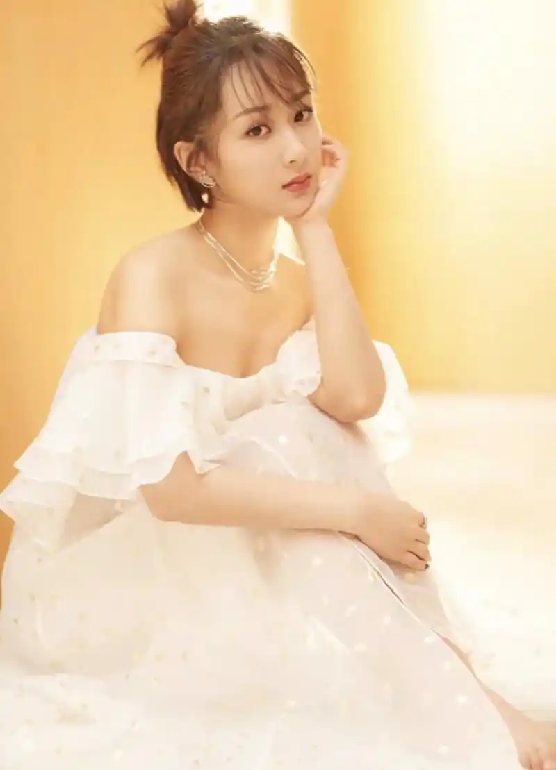 在这组时尚大片中,杨紫展现了御姐风格,身穿黑色皮夹克,搭配纱裤秀出