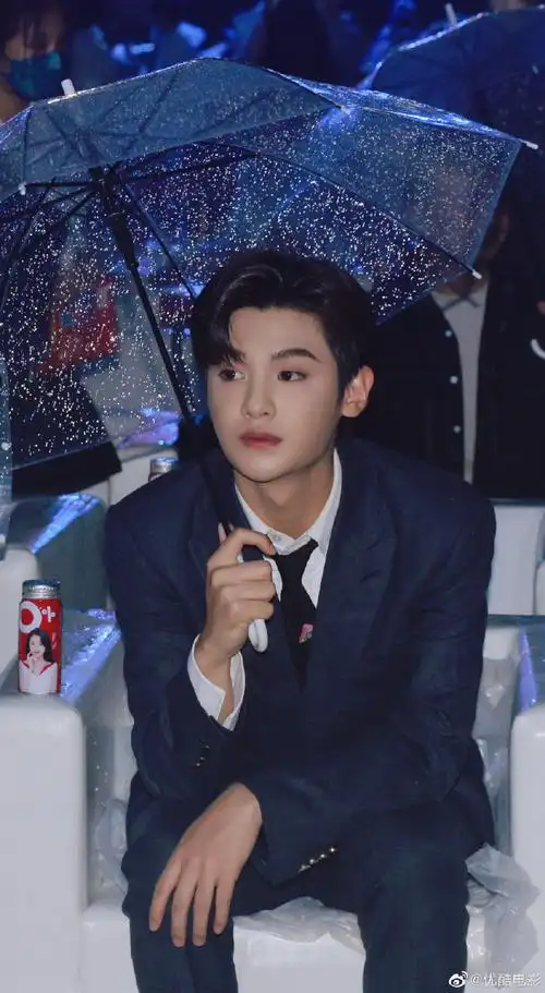 7515黄明昊@jjjustin0219在#电影频道传媒荣誉之夜#的独家帅照,还