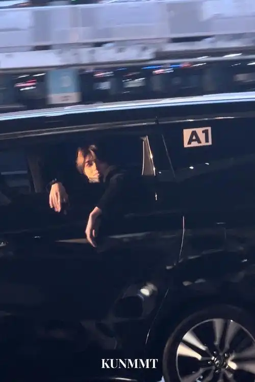 蔡徐坤飞吻氛围感##蔡徐坤车内和粉丝飞吻告别##蔡徐坤2023迷巡回