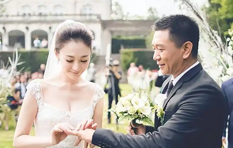 李小冉被威胁流产两段恋情伤透心38岁嫁男闺蜜重获幸福