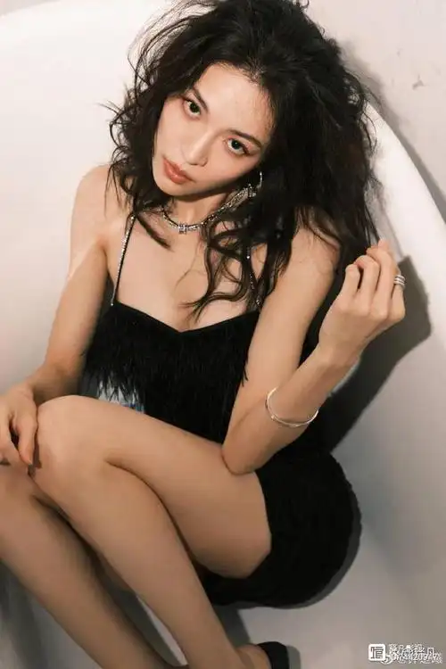 钟楚曦这种肤白貌美大长腿的靓妹,也注定她在娱乐圈追求者众多,八卦