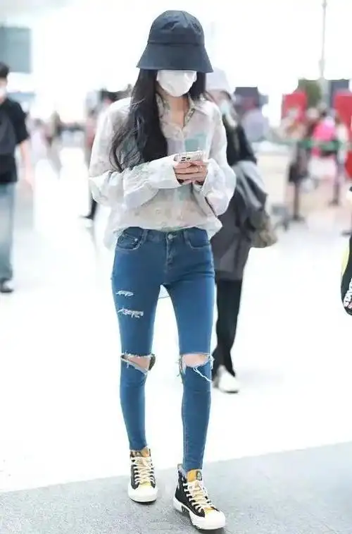 内娱第一纤细女神张碧晨机场秀牙签腿迷倒万千网友