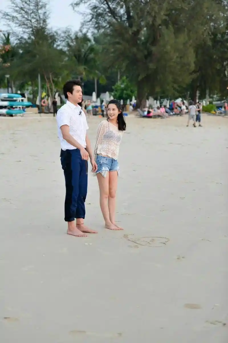 李沁与魏大勋参加活动,户外剧照,两人互动亲密,秦岚你怎么看[大笑]