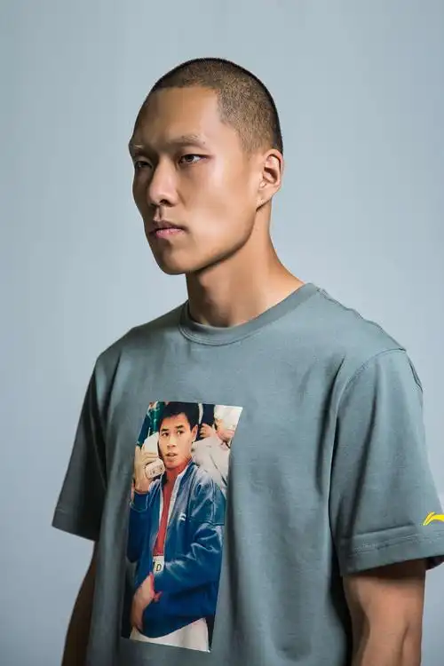 "李宁"品牌服装的海报