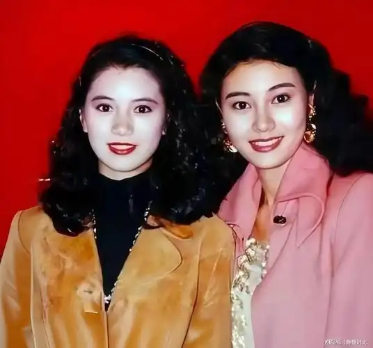 当袁咏仪21岁和李嘉欣22岁同框这一对比谁更美