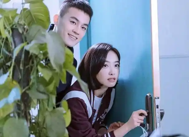 不是有娱记在直播时说宋茜和欧豪疑似谈上了,而且两人疑似还搞地下恋