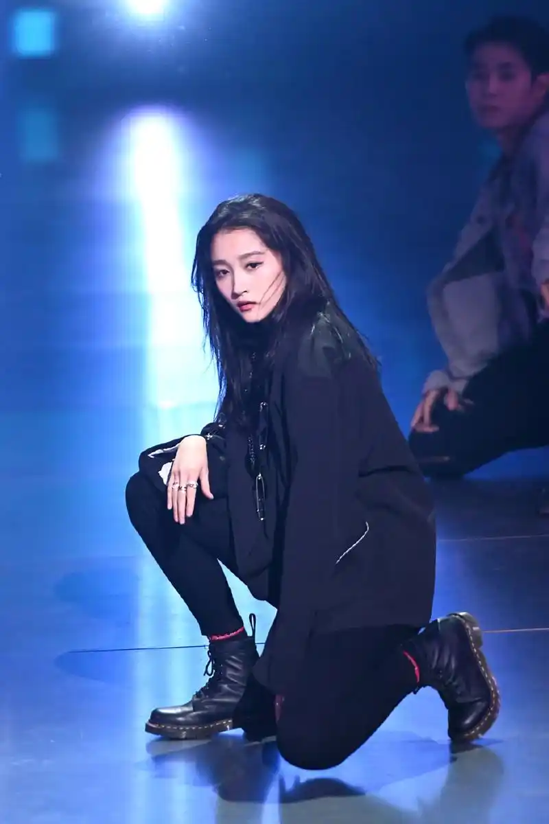 关晓彤穿露脐装跳舞大秀平坦蛮腰摇滚风造型又帅又飒