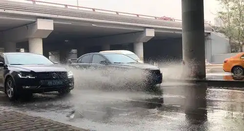 污水淹没路面司机淌水开车,华商直播帮播出当天问题解决