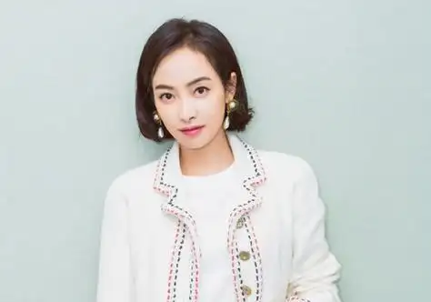 小脸女生偏分露额短发发型