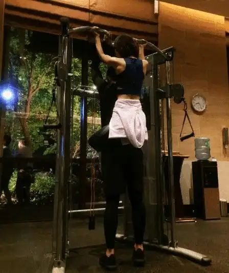 赵丽颖晒健身房私照变身"肌肉颖"网友全看第三张去了!【一点资讯】