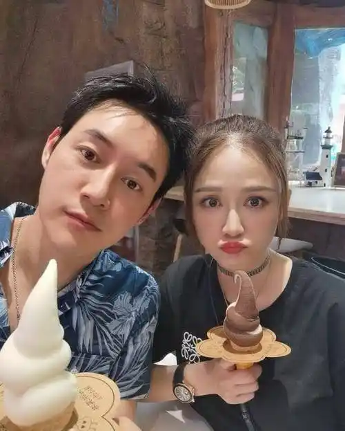 原创陈乔恩绯闻男友晒二人亲密合影玩过山车吃冰激凌丝毫不怕艾伦吃醋