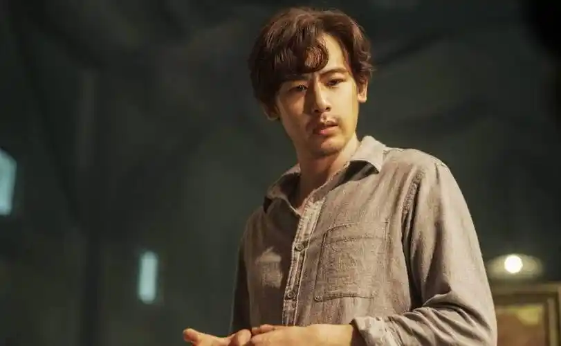 2pm尼坤当年小奶狗肌肉外表人气超高,33岁近况却变黝黑胡渣大叔_模样