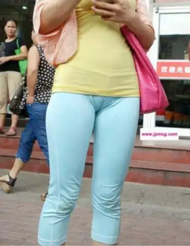 可是,紧身裤穿不好带来的不是美和性感而是尴尬和恶心!