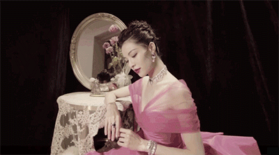 气哭了|钟楚曦戴14克拉宝格丽项链,却被上海名媛无情压制_腾讯新闻