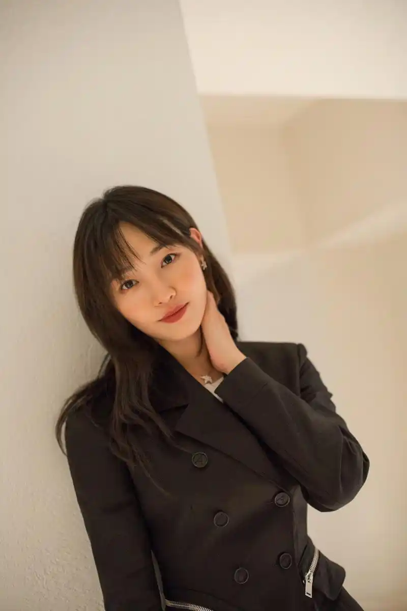 组图:白百何近照颜值回春女人味爆棚 一抹红唇灿笑画面养眼