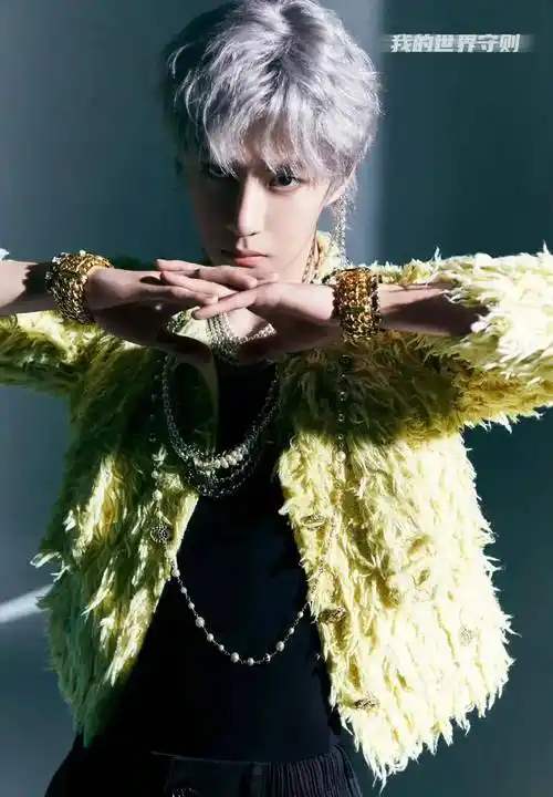 王一博在路透的白金发街拍,梦回白牡丹,看来这次要惊艳全巴黎