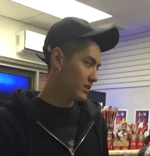 吴亦凡素颜是不是比化妆好看啊 还有知道旁边美女名.