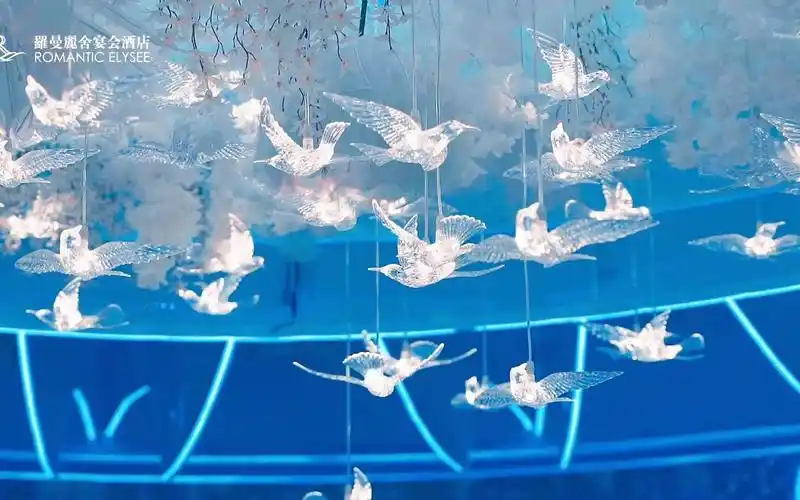 【罗曼丽舍】水晶控婚礼|冰蓝色仙气丛林风,跌入梦境