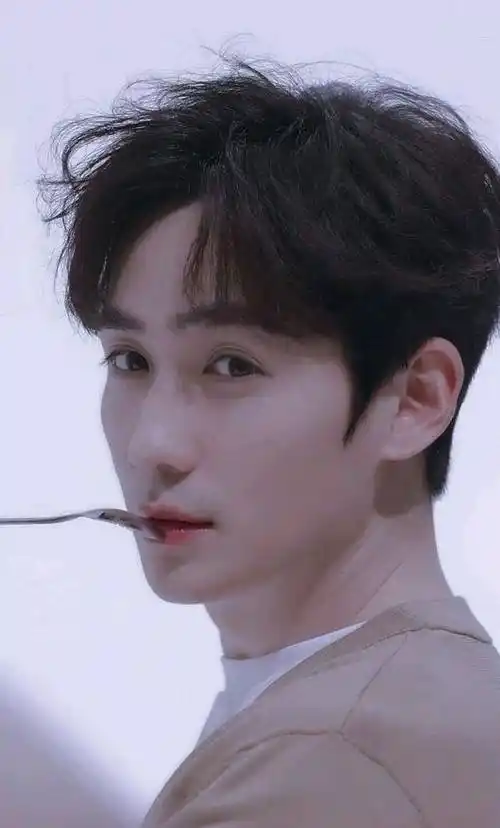 每次失败吴邪就在自己的手臂上划一刀,遇到黎簇时手臂已经伤痕累累