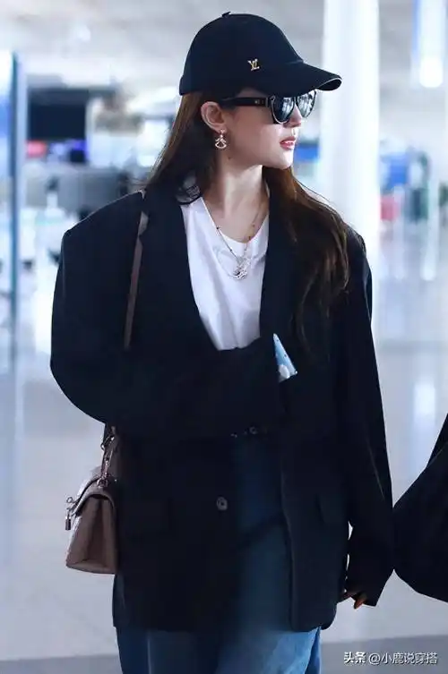 刘亦菲得罪造型师了?梳大背头化烟熏妆拍大片像假小子!