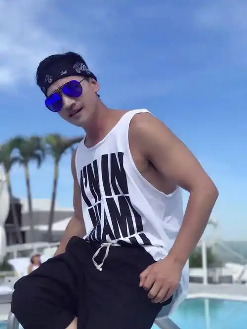 照片中何晟铭变身休闲嘻哈风,街头酷味十足,隐隐若现的肌肉线条,让