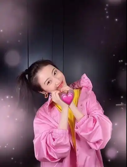 组图:甜姐儿本甜!景甜扎高马尾回眸比心 粉黄穿搭青春洋溢