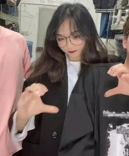 (女装大佬怎么藏鸡儿爽)_发货联盟-一件代发货源网|淘宝代发货平台