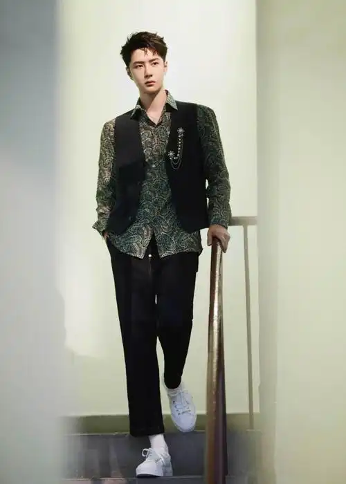 王一博暗绿腰果花衬衫