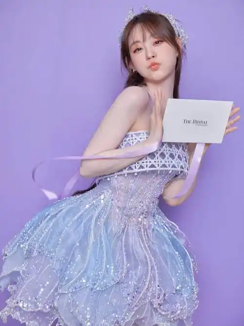 祝绪丹穿淡紫色星光裙闪耀迷人 t台走秀身材姣好