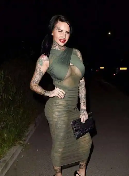 英国女明星杰玛·露西穿"蚊帐"外出,网友:敢去印度走一圈吗?