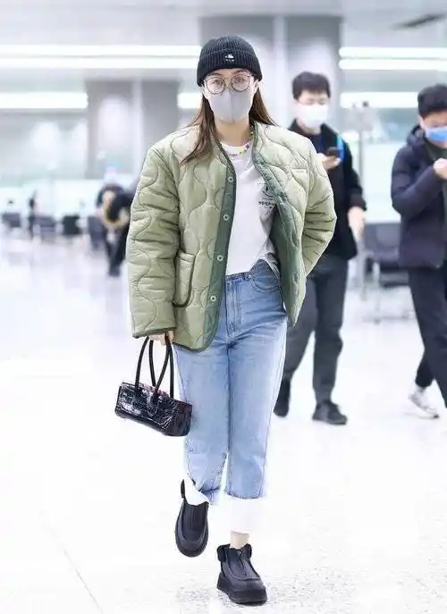 李菲儿机场穿搭翻车,穿绿色棉衣配9分牛仔裤,显胖10斤