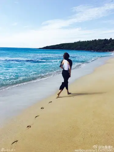 新浪娱乐讯 12月7日,娜扎晒出自己在海边沙滩漫步的照片,照片中她的