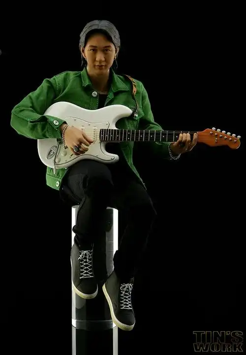 找一张家驹弹吉他的图片.最好是在图片右边的.我手机是4s.