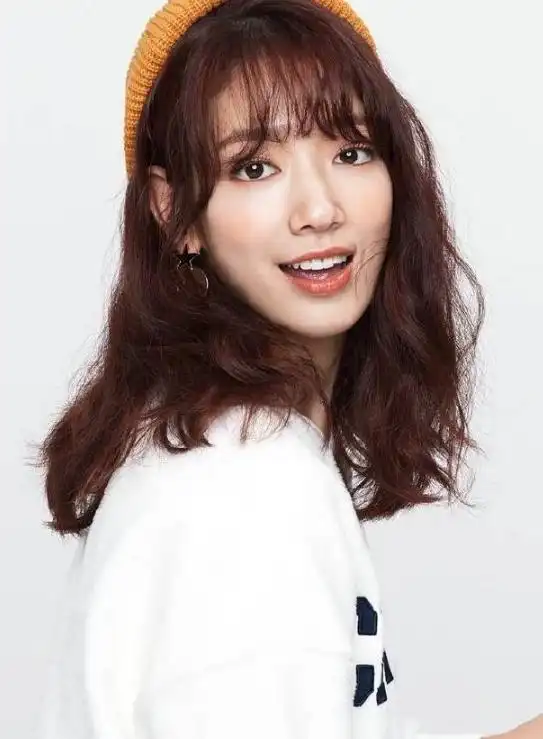 穿着白色上衣,空气刘海的她更是美回了18岁