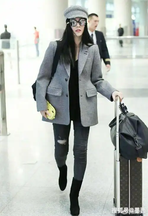 范冰冰最新机场照 休闲西服贝雷帽 小脸披发大长腿