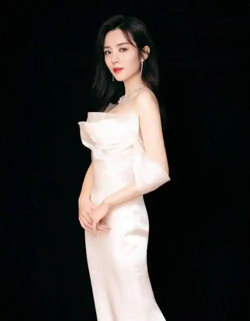 王晓晨的抹胸礼服造型非常多,也非常符合她的气质.