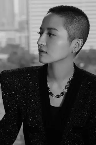 蒋一侨出席电影行业大会 金丝线混纺西装高级感十足