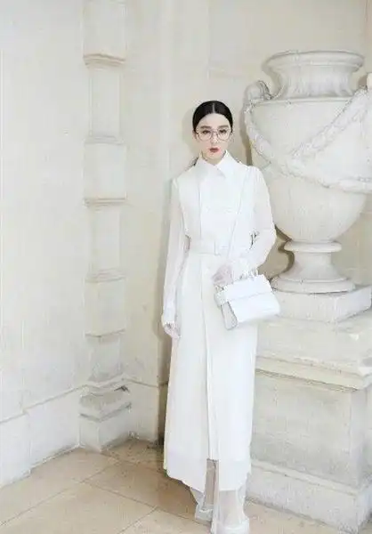 范冰冰穿搭原来这么淑女,白色连衣裙配网纱手套,名媛气质太真实_网易