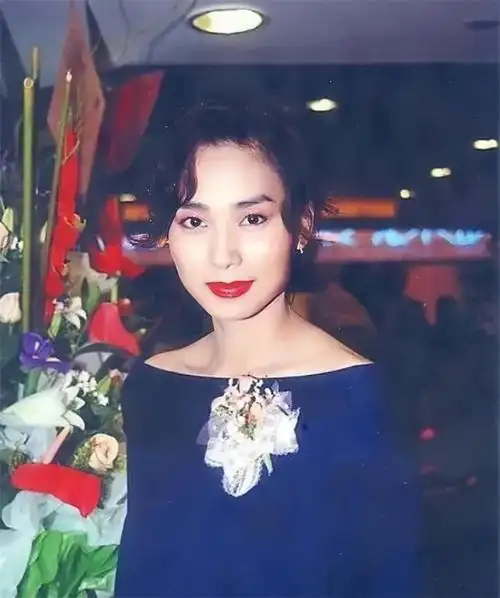 回顾邝美云19岁当选港姐38岁拥有百亿身家三拒豪门60岁仍未婚