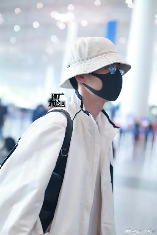 刘昊然出发巴黎时装周路透